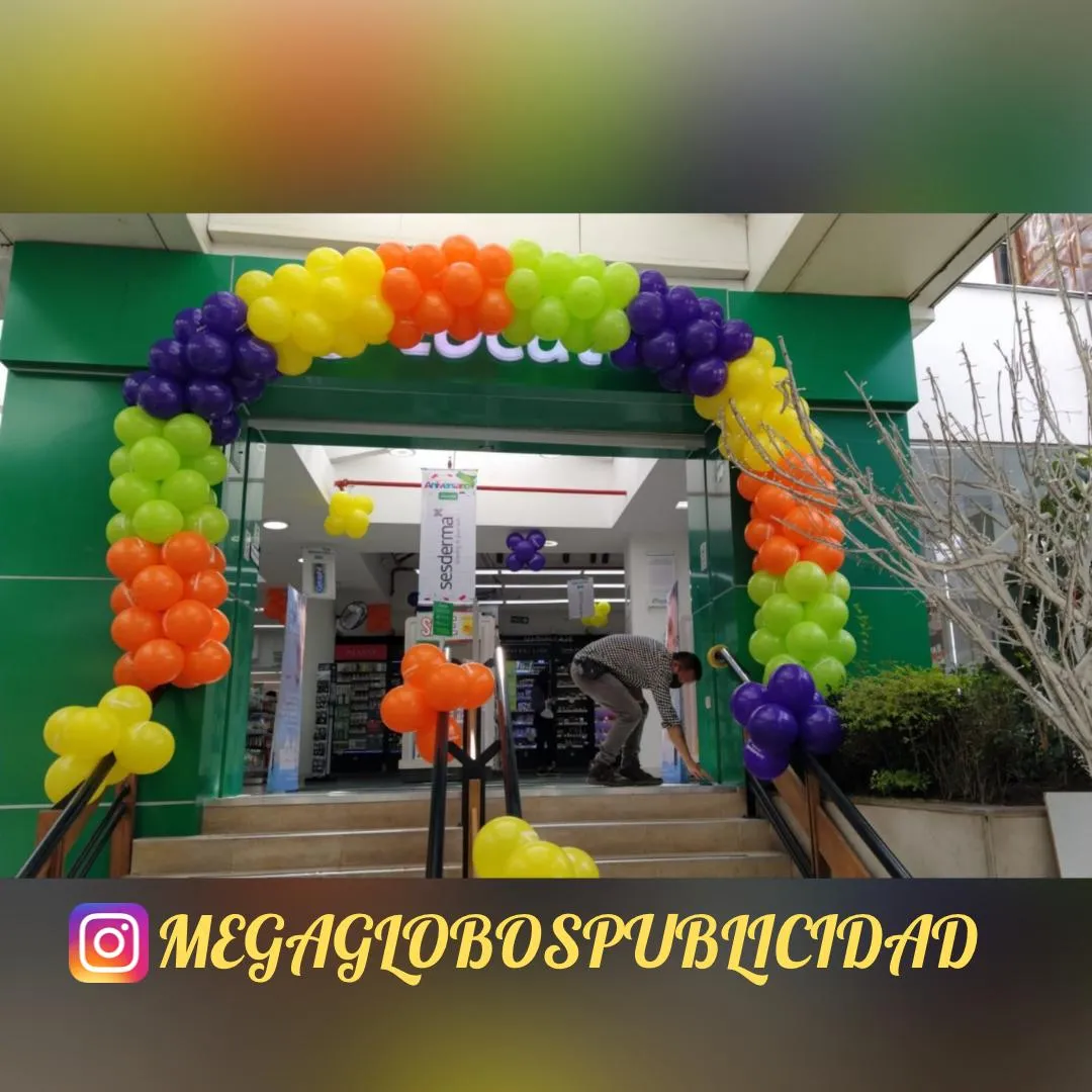 Arco de globos para entrada de discoteca en Benidorm