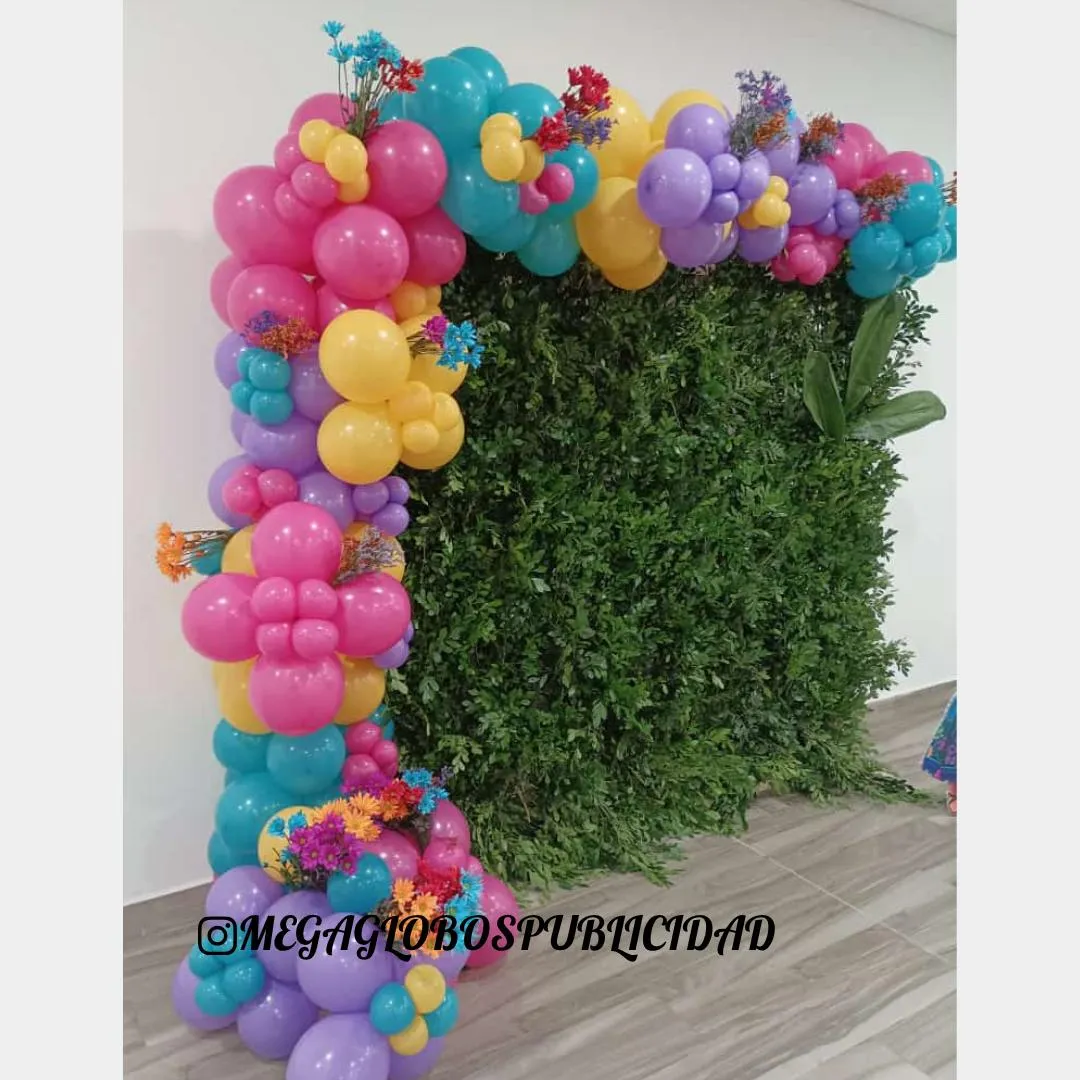 Arco orgánico de globos para cumpleaños en Benidorm